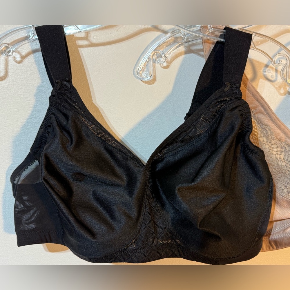 Glamorise Lace Bras - lot of 3 size 40D no underwire 2 black lace and 1 tan bra - Picture 2 of 8